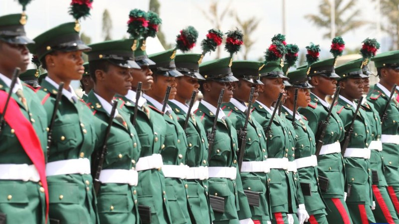 Binh sĩ Nigeria tham gia cuộc diễu hành kỷ niệm Quốc khánh Nigeria tại Abuja, Nigeria. (Ảnh: Xinhua)