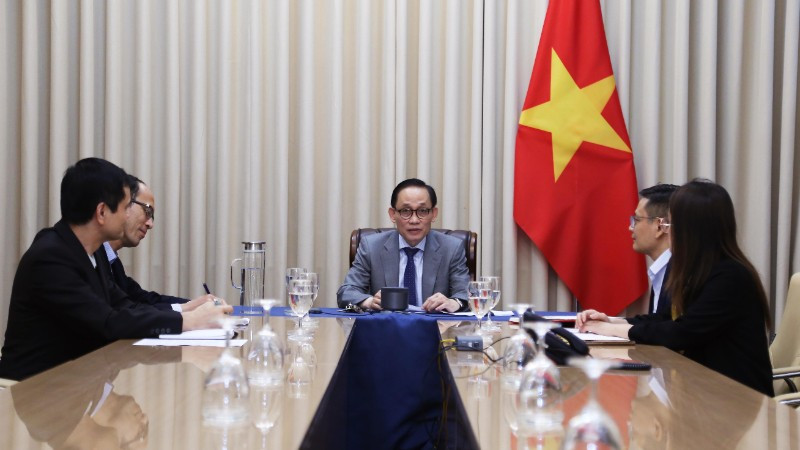 Quyền Bộ trưởng Ngoại giao Lê Hoài Trung điện đàm với Bộ trưởng Ngoại giao Anh Yvette Cooper. (Ảnh: Báo Thế giới và Việt Nam)