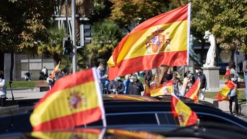 Người dân tham gia diễu hành kỷ niệm Quốc khánh Tây Ban Nha tại Madrid. (Ảnh: Xinhua)