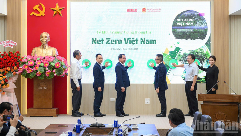 Các đồng chí lãnh đạo cùng các đại biểu thực hiện nghi thức khai trương trang thông tin Net Zero Việt Nam.