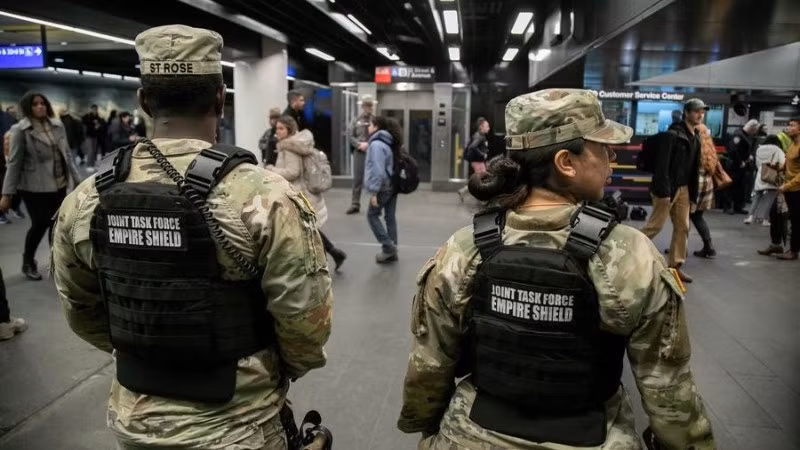Lực lượng Vệ binh quốc gia Mỹ làm nhiệm vụ tại điểm kiểm soát an ninh ở Ga Penn, New York, Mỹ, ngày 7/3/2024. (Ảnh minh họa: Xinhua)