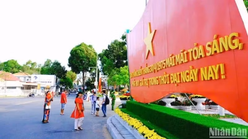 Du khách tham quan tại Cần Thơ dịp nghỉ lễ 30/4 và 1/5/2025. (Ảnh: HOÀNG PHAN)