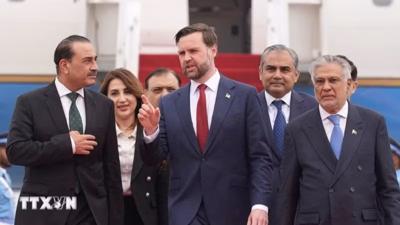 Phó Tổng thống JD Vance (giữa, phía trước) dẫn đầu phái đoàn Mỹ tới Pakistan để tham gia cuộc đàm phán với phía Iran, ngày 11/4/2026. (Ảnh: THX/TTXVN)