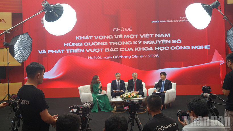 Không khí sôi nổi tại Tọa đàm “Khát vọng về một Việt Nam hùng cường trong kỷ nguyên số và phát triển vượt bậc của khoa học công nghệ”.