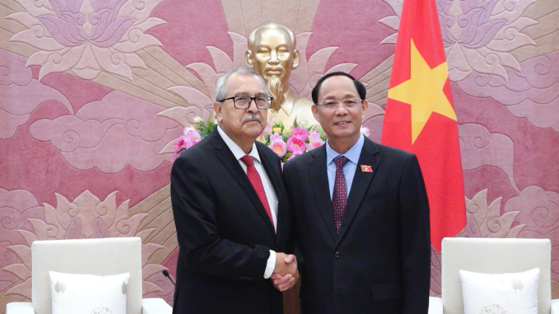 Phó Chủ tịch Quốc hội Trần Quang Phương và đồng chí Pedro Vazquez, Ủy viên Bộ Chính trị PT, Chủ nhiệm Ủy ban Đối ngoại của Hạ viện Mexico. (Ảnh: daibieunhandan.vn)