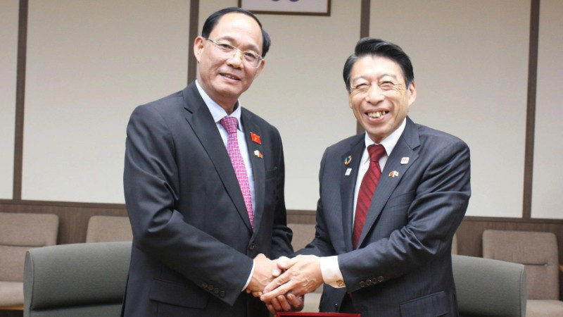 Phó Chủ tịch Quốc hội Trần Quang Phương (trái) và Thống đốc tỉnh Fukuoka Hattori Seitaro. (Ảnh: VOV)