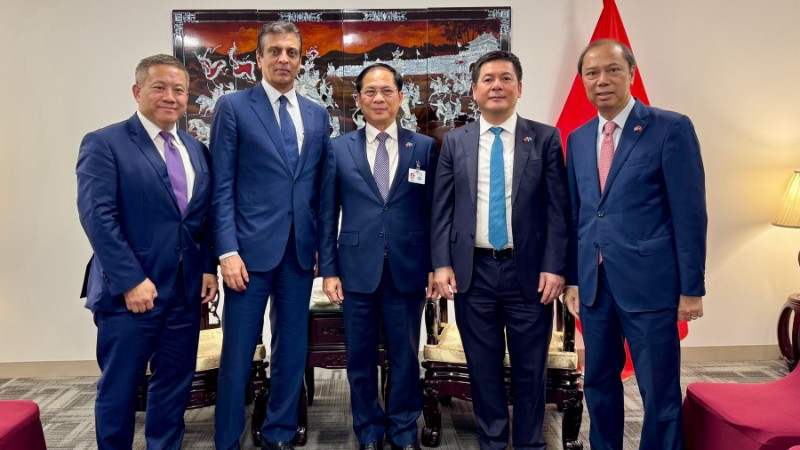 Phó Thủ tướng Bùi Thanh Sơn tiếp Chủ tịch, Giám đốc điều hành Tập đoàn Fedex. (Ảnh: Bộ Ngoại giao)