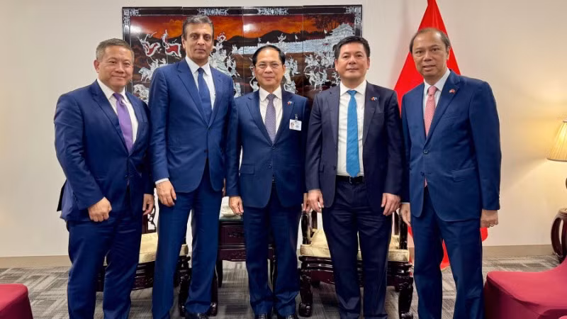 Phó Thủ tướng Bùi Thanh Sơn tiếp Chủ tịch, Giám đốc điều hành Tập đoàn Fedex. (Ảnh: Bộ Ngoại giao)