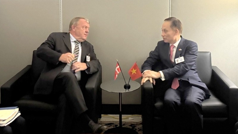 Quyền Bộ trưởng Lê Hoài Trung gặp Bộ trưởng Ngoại giao Đan Mạch. (Ảnh: Bộ Ngoại giao)