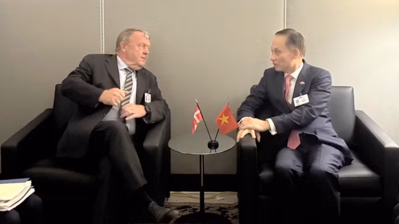 Quyền Bộ trưởng Lê Hoài Trung gặp Bộ trưởng Ngoại giao Đan Mạch. (Ảnh: Bộ Ngoại giao)