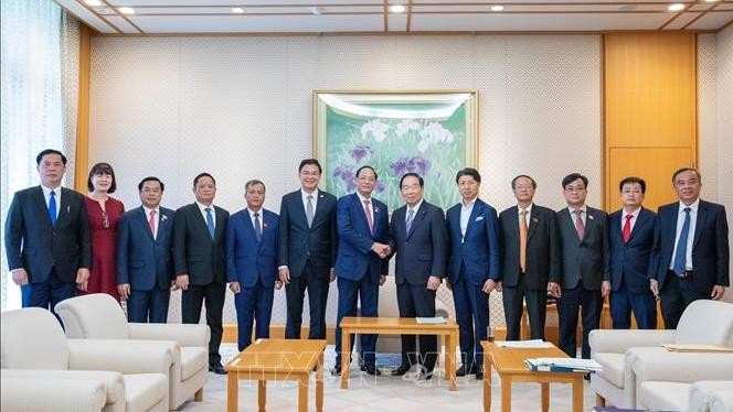Chủ tịch Hạ viện Nhật Bản Nukaga Fukushiro chào đón Phó Chủ tịch Quốc hội Trần Quang Phương và Đoàn đại biểu cấp cao Quốc hội Việt Nam. (Ảnh: TTXVN)