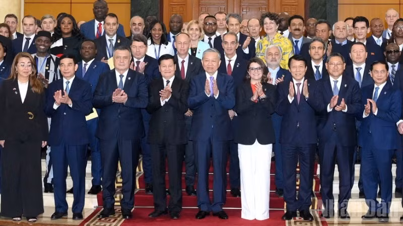 Tổng Bí thư Tô Lâm với Trưởng đoàn các nước tham dự Lễ mở ký Công ước Hà Nội. (Ảnh: ĐĂNG KHOA)