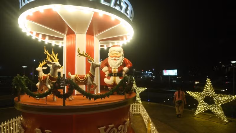 Không khí Giáng sinh tại trung tâm mua sắm ở Yangon, Myanmar.