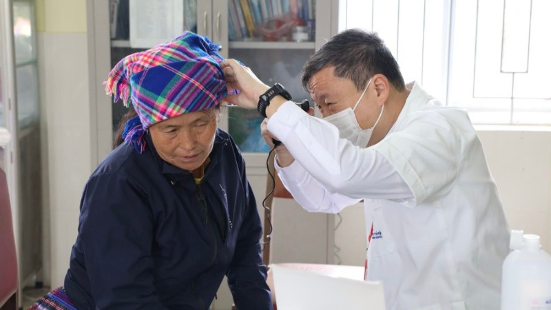 Thầy thuốc Bệnh viện đại học Y Hà Nội khám bệnh, phát thuốc cho người cao tuổi tại xã Pà Cò, Phú Thọ. (Ảnh: Bệnh viện cung cấp)