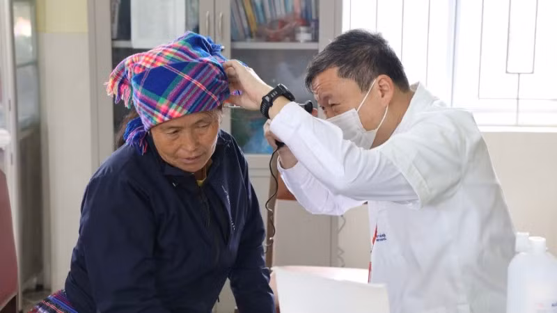 Thầy thuốc Bệnh viện đại học Y Hà Nội khám bệnh, phát thuốc cho người cao tuổi tại xã Pà Cò, Phú Thọ. (Ảnh: Bệnh viện cung cấp)