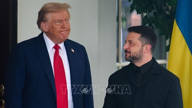 Ngày 18/8/2025, Tổng thống Mỹ Donald Trump (trái) đã có cuộc gặp với Tổng thống Ukraine Volodymyr Zelensky (phải) tại Nhà trắng để thảo luận về những vấn đề then chốt liên quan đến việc kết thúc cuộc xung đột Nga-Ukraine. (Ảnh tư liệu: THX/TTXVN)