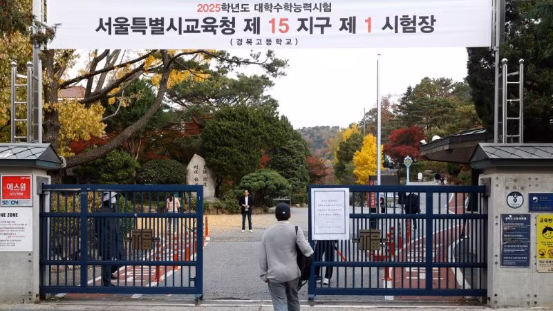 Thí sinh tham dự kỳ thi năng lực đại học (CSAT) trước cổng Trường trung học Gyeongbok ở Seoul, Hàn Quốc, ngày 14/11/2024. (Ảnh minh họa: Xinhua)