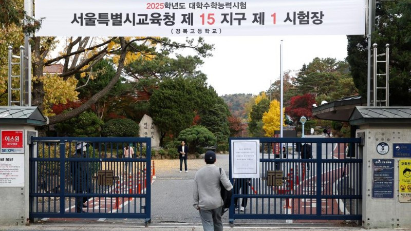 Thí sinh tham dự kỳ thi năng lực đại học (CSAT) trước cổng Trường trung học Gyeongbok ở Seoul, Hàn Quốc, ngày 14/11/2024. (Ảnh minh họa: Xinhua)