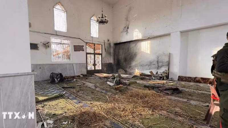 Hiện trường vụ nổ bên trong đền thờ Hồi giáo ở Wadi al-Dhahab, khu lân cận thành phố Homs, miền trung Syria, ngày 26/12/2025. (Ảnh: THX/TTXVN)