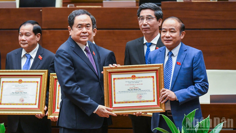 Chủ tịch Quốc hội Trần Thanh Mẫn trao Bằng khen của Ủy ban Thường vụ Quốc hội tặng Trưởng đoàn, Phó Trưởng đoàn chuyên trách Đoàn đại biểu Quốc hội các tỉnh, thành phố trực thuộc Trung ương đã có thành tích xuất sắc. (Ảnh: DUY LINH)