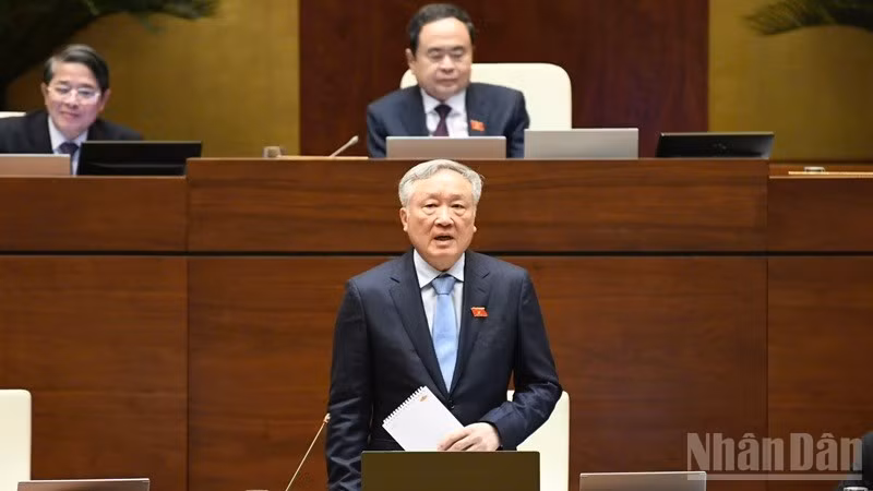 Phó Thủ tướng Thường trực Chính phủ Nguyễn Hòa Bình trả lời chất vấn của đại biểu Quốc hội. (Ảnh: DUY LINH)