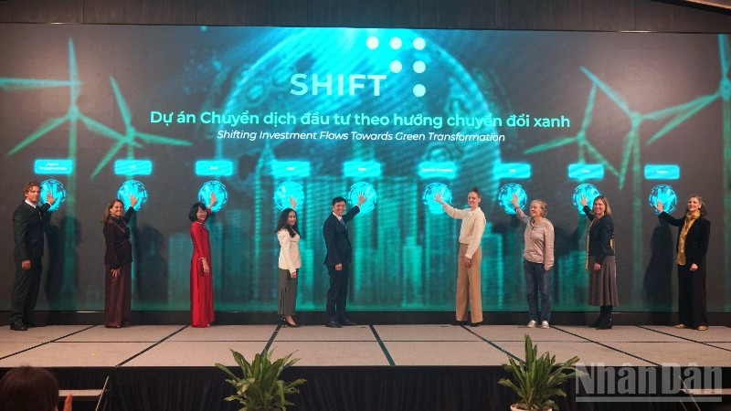 Các đại biểu thực hiện nghi thức khởi động Dự án SHIFT. (Ảnh: TRUNG HƯNG)