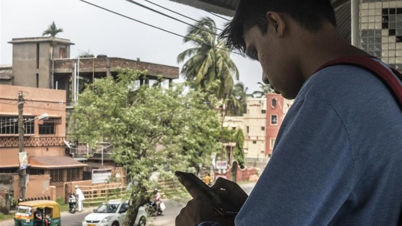 Người dân sử dụng điện thoại di động ở Kolkata, Ấn Độ. (Ảnh minh họa: Xinhua)
