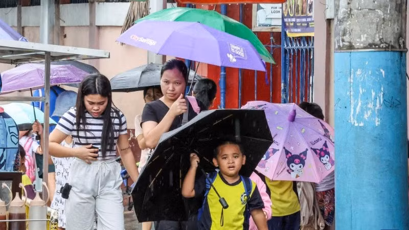 Philippines tạm dừng các lớp học ở một số địa phương do ảnh hưởng của cơn bão nhiệt đới Wipha, thành phố Quezon, ngày 18/7/2025. (Ảnh: Xinhua)