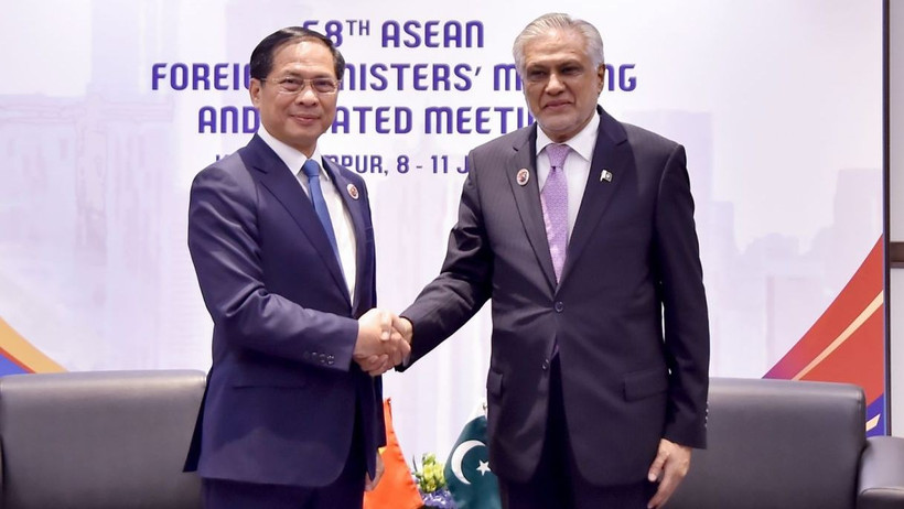 Phó Thủ tướng Chính phủ, Bộ trưởng Ngoại giao Bùi Thanh Sơn và Phó Thủ tướng, Bộ trưởng Ngoại giao Pakistan Mohammad Ishaq Dar. (Ảnh: Báo Thế giới và Việt Nam)