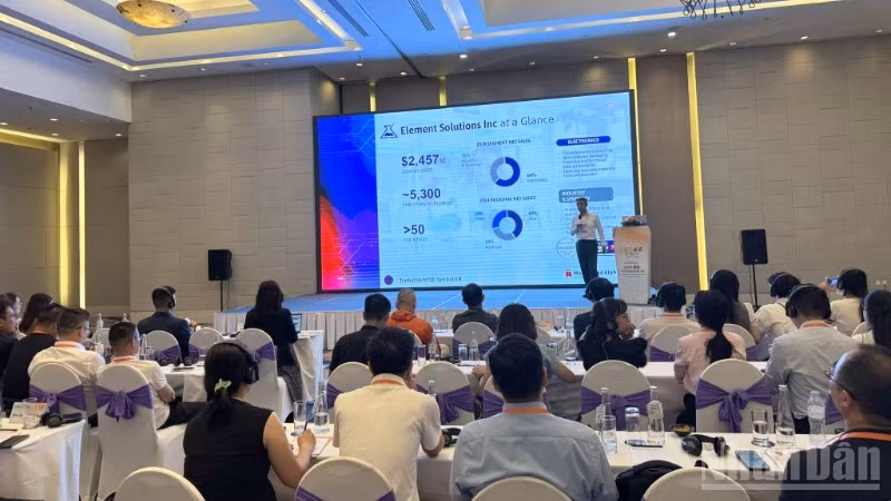 Chuyên gia chia sẻ về chủ đề công nghệ tại diễn đàn. (Ảnh: TRUNG HƯNG)