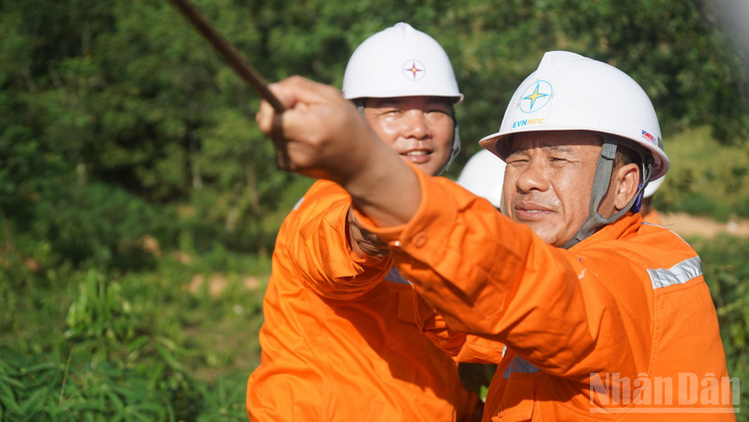 Vượt qua khó khăn, các lực lượng thi công đang quyết tâm đưa công trình về đích đúng hạn, lập thành tích chào mừng 80 năm Cách mạng Tháng Tám, Quốc khánh 2/9 và Đại hội Đảng các cấp. (Ảnh: TRUNG HƯNG)