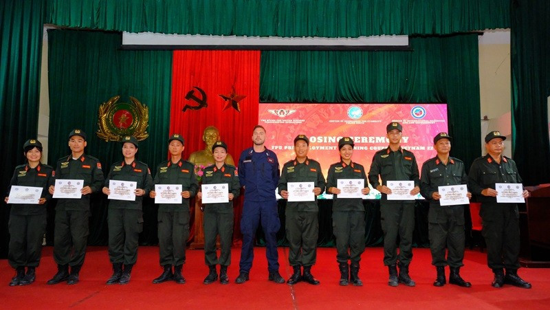Các học viên được trao chứng chỉ từ Trung tâm CoESPU. (Ảnh: VNFPU1)