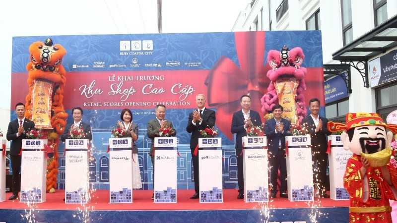Đại diện chủ đầu tư cắt băng khánh thành khu shop cao cấp trong quần thể nghỉ dưỡng, thể thao và du lịch Ruby Tree Golf Villas.