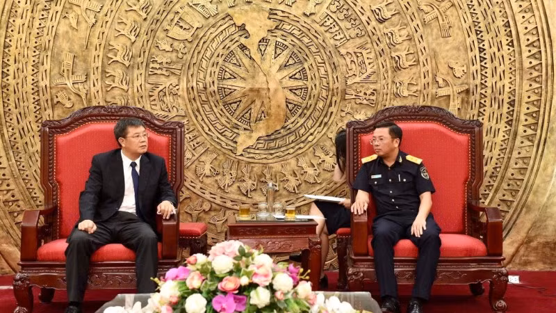 Phó Cục trưởng Cục Hải quan Việt Nam Trần Đức Hùng (phải) tiếp xã giao ông Lâm Kiến Điền, Cục trưởng Cục Quản lý doanh nghiệp và Kiểm tra sau thông quan, trưởng đoàn đại biểu hải quan Trung Quốc. (Ảnh: Hải quan Việt Nam)