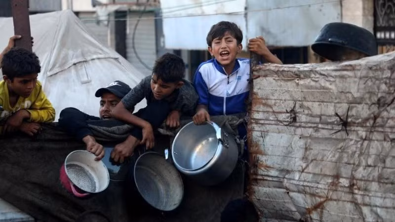 Người dân Palestine chờ nhận thực phẩm tại khu phố Al-Rimal ở trung tâm thành phố Gaza, ngày 20/7/2025. (Ảnh: Tân Hoa Xã)