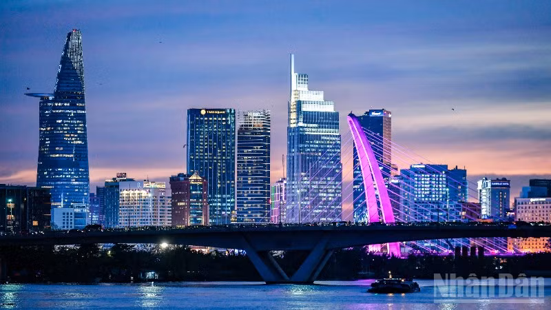 ADB nhận định, tăng trưởng xuất-nhập khẩu mạnh mẽ cùng với sự gia tăng mạnh mẽ trong giải ngân vốn đầu tư nước ngoài đã thúc đẩy tăng trưởng kinh tế Việt Nam trong nửa đầu năm 2025. (Ảnh minh họa: THÀNH ĐẠT)