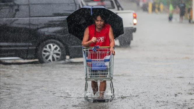 Mưa lớn do ảnh hưởng của bão tại thành phố Quezon, Philippines ngày 19/7. (Ảnh: THX/TTXVN)