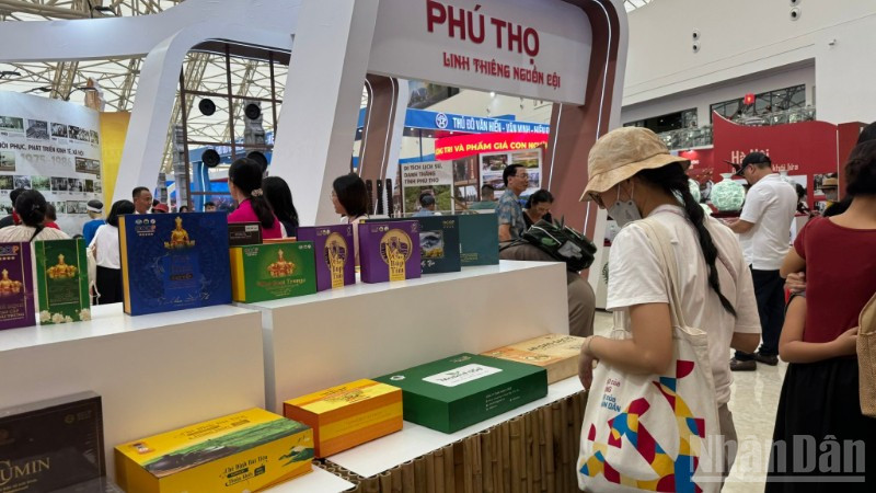 Tiêu dùng là một trong những động lực tăng trưởng của nền kinh tế Việt Nam. (Ảnh: TRUNG HƯNG)