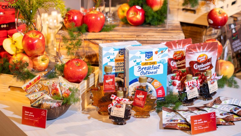 La eveniment au fost prezentate produse tipice canadiene. (Foto: Ambasada Canadei în Vietnam)