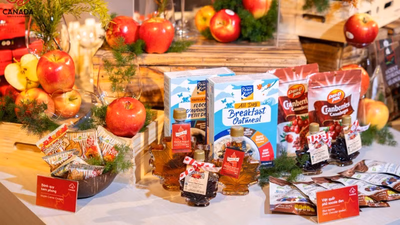 Các sản phẩm đặc trưng của Canada được giới thiệu tại sự kiện. (Ảnh: Đại sứ quán Canada tại Việt Nam)