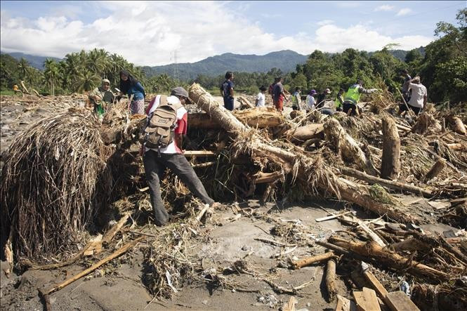 Lực lượng cứu hộ tìm kiếm nạn nhân sau lũ lụt và lở đất tại Tây Sumatra, Indonesia. (Ảnh: THX/TTXVN)
