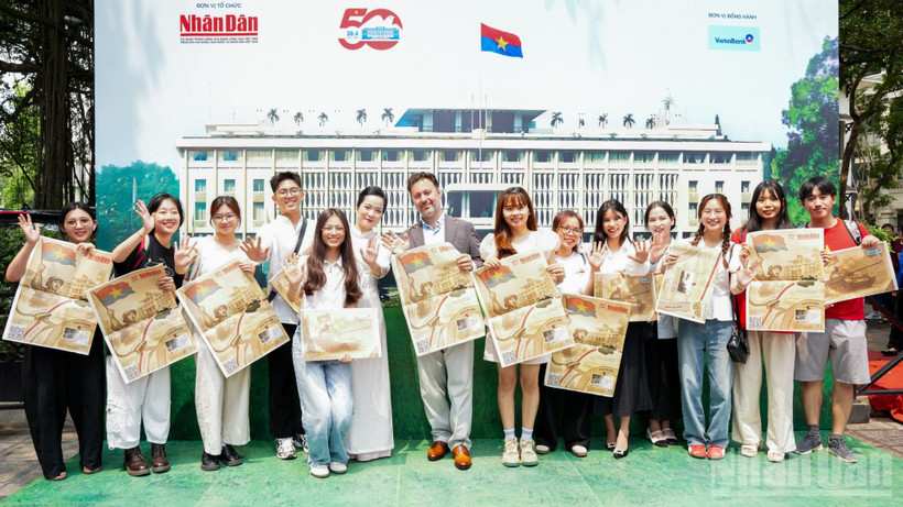 Người nước ngoài tìm hiểu về lịch sử Việt Nam. (Ảnh: KHẮC ANH)