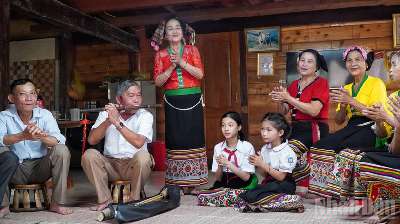 Nghệ nhân truyền dạy các làn điệu dân tộc cho thế hệ trẻ. (Ảnh: nhandan.vn)