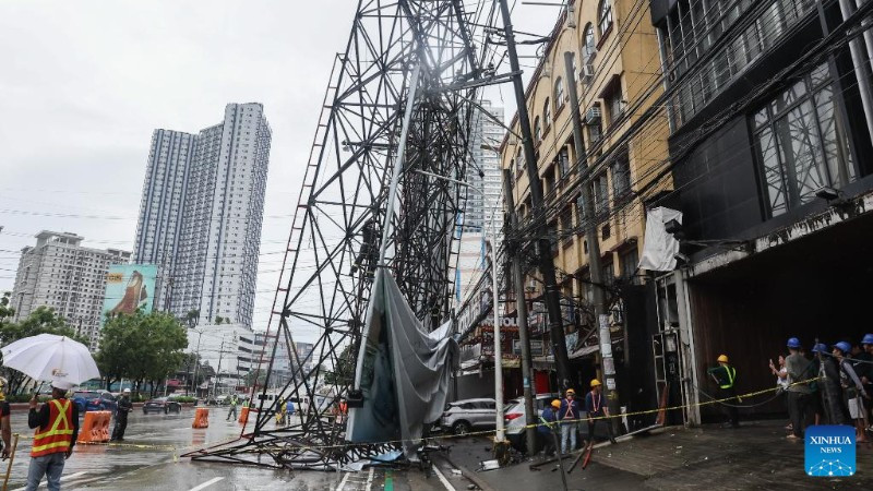 Lực lượng cứu hộ làm việc tại hiện trường vụ sập biển quảng cáo do gió mạnh từ ảnh hưởng bão Wipha ở thành phố Quezon, Philippines, ngày 19/7/2025. (Ảnh minh họa: Xinhua)
