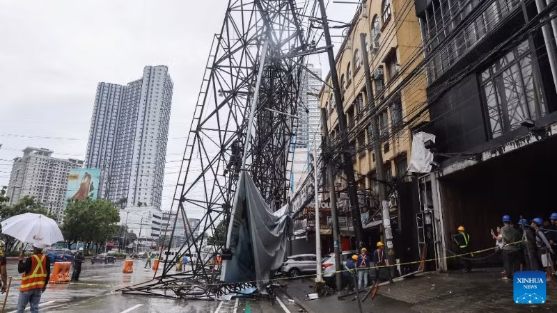 Lực lượng cứu hộ làm việc tại hiện trường vụ sập biển quảng cáo do gió mạnh từ ảnh hưởng bão Wipha ở thành phố Quezon, Philippines, ngày 19/7/2025. (Ảnh minh họa: Xinhua)