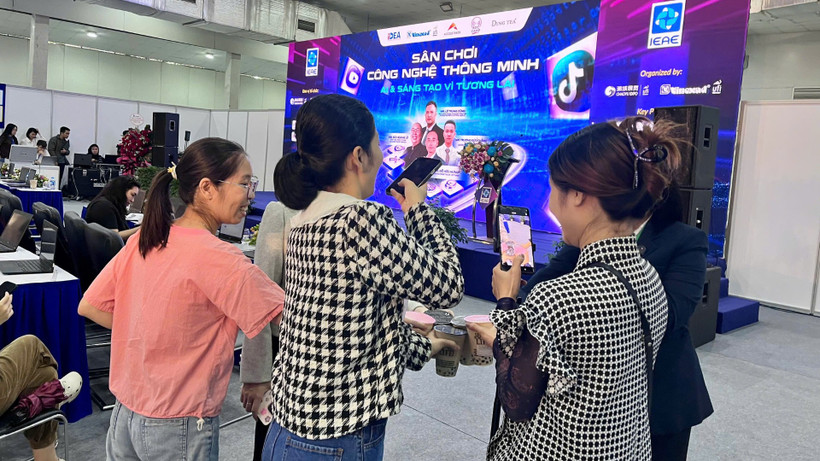 Các bạn trẻ hào hứng thực hành sử dụng AI quay video sản phẩm đăng lên các nền tảng.