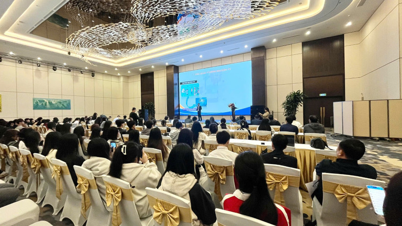 Quang cảnh diễn đàn về ứng dụng AI và Big Data trong thương mại điện tử.