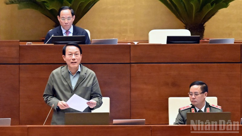 Bộ trưởng Công an Lương Tam Quang phát biểu giải trình, làm rõ một số nội dung đại biểu Quốc hội quan tâm. (Ảnh: DUY LINH)