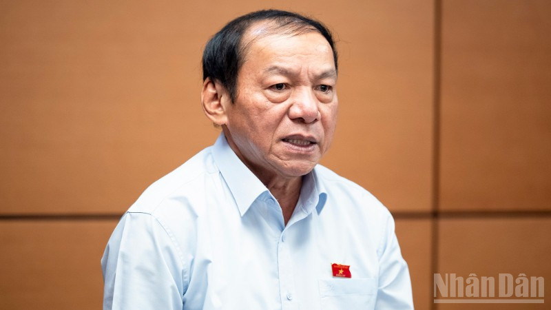 Bộ trưởng Văn hóa, Thể thao và Du lịch Nguyễn Văn Hùng phát biểu thảo luận tại Tổ 12. (Ảnh: THỦY NGUYÊN)