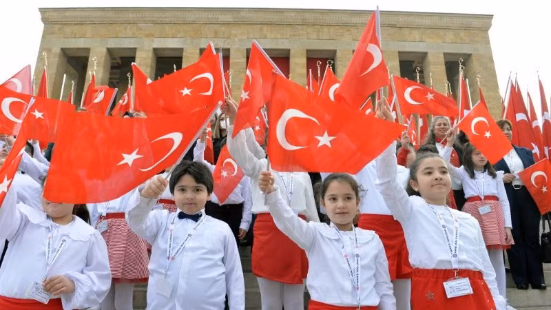 Các em nhỏ cầm quốc kỳ Thổ Nhĩ Kỳ trong một buổi lễ kỷ niệm tổ chức tại Ankara, Thổ Nhĩ Kỳ, ngày 23/4/2023. (Ảnh minh họa: Xinhua)